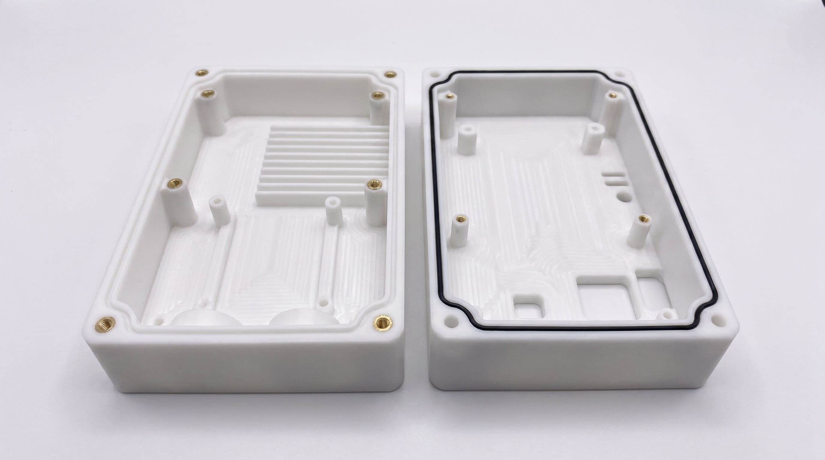 brisk cnc frezen behuizing delen wit kunststof met waterdichte sluitrand en inserts schroefdraad productontwikkeling.jpeg